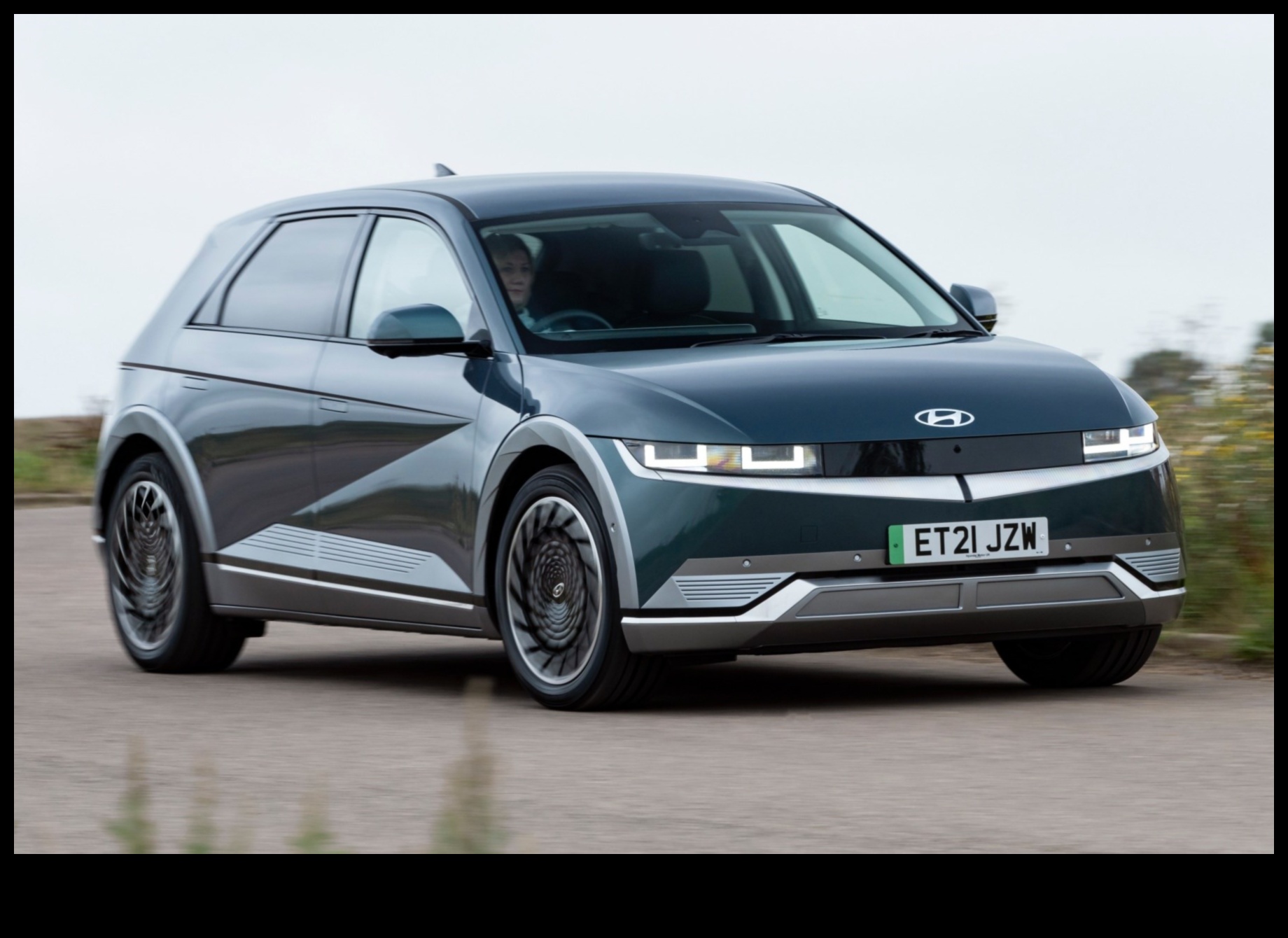 הצתה חדשנית: הטרנדים האחרונים בעיצובי מכוניות חשמליות