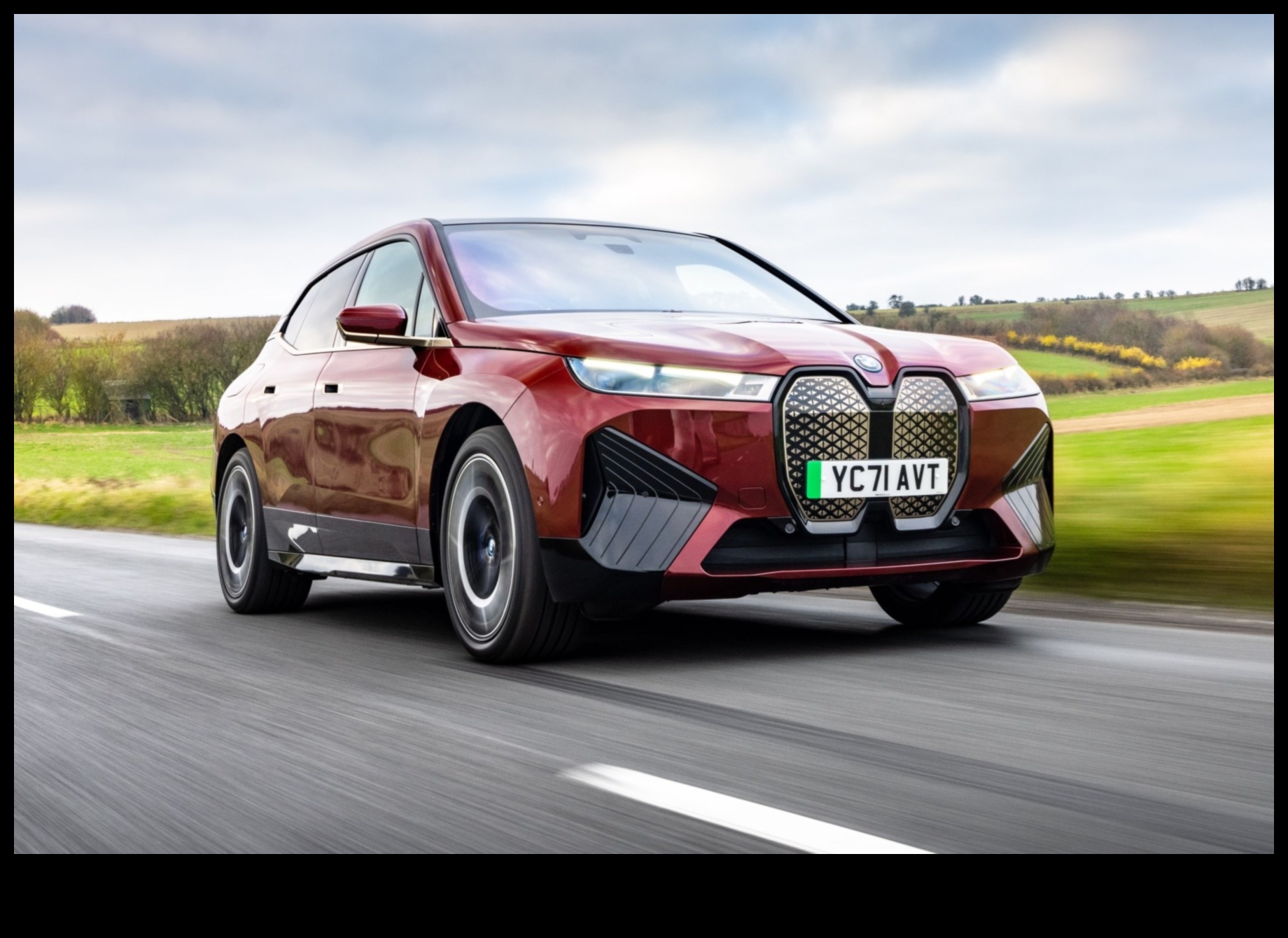 הצתה חדשנית: הטרנדים האחרונים בעיצובי מכוניות חשמליות