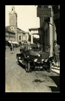 מסעות עתיקי יומין: מכוניות ואופניים עתיקות על כבישים אינסופיים